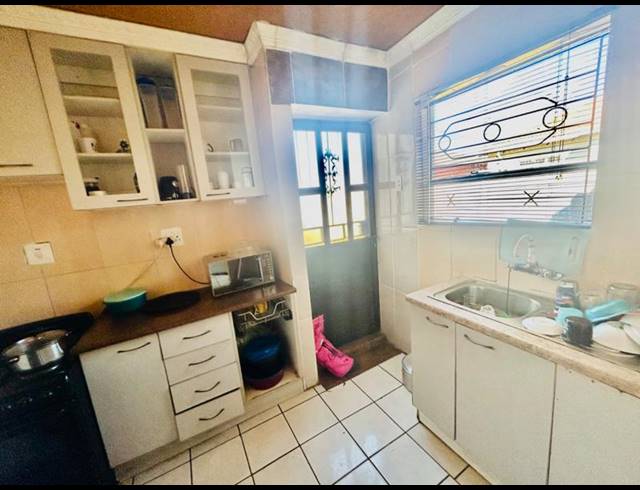 3 BEDROOM HOUSE FOR SALE IN VANDERBIJLPARK CE 3